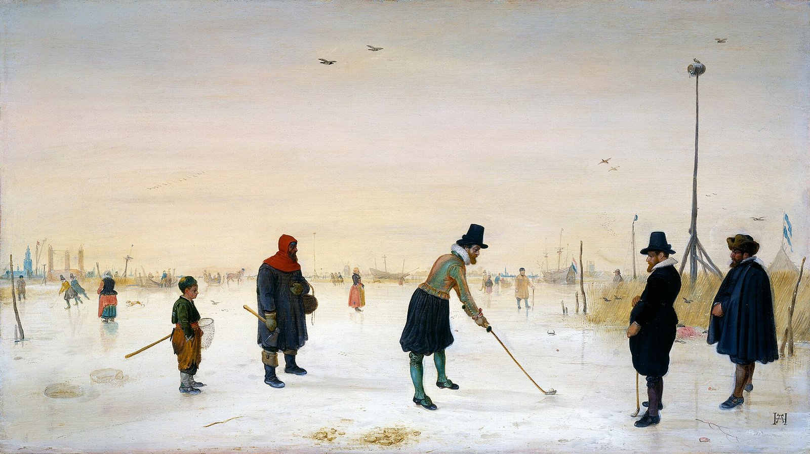 Gemälde einer hellen Eisfläche unter blassem Himmel. In der Mitte schlägt ein Mann mit hohem Hut und grünen Strümpfen mit einem Stock nach einem Ball; links schauen ein Junge und ein Mann mit roter Kapuze zu, rechts stehen zwei Männer in schwarzen Mänteln. Im Hintergrund Schlittschuhläufer, Schiffe und Türme.