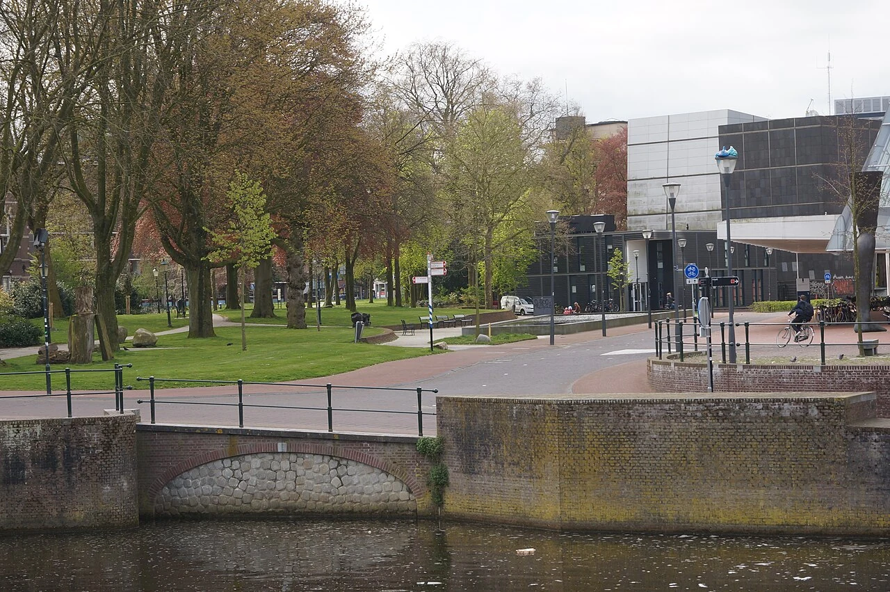Het plein en park voor Kunsthal KAdE in 2016; geen werk van Frankenthaler of Judd.
