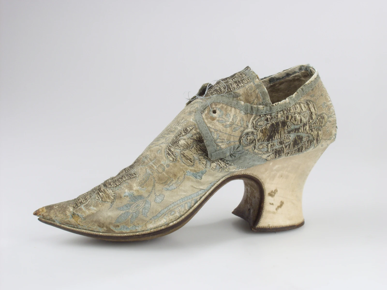 Schoen uit de collectie van het Schoenenkwartier, omschreven als circa 300 jaar oud.