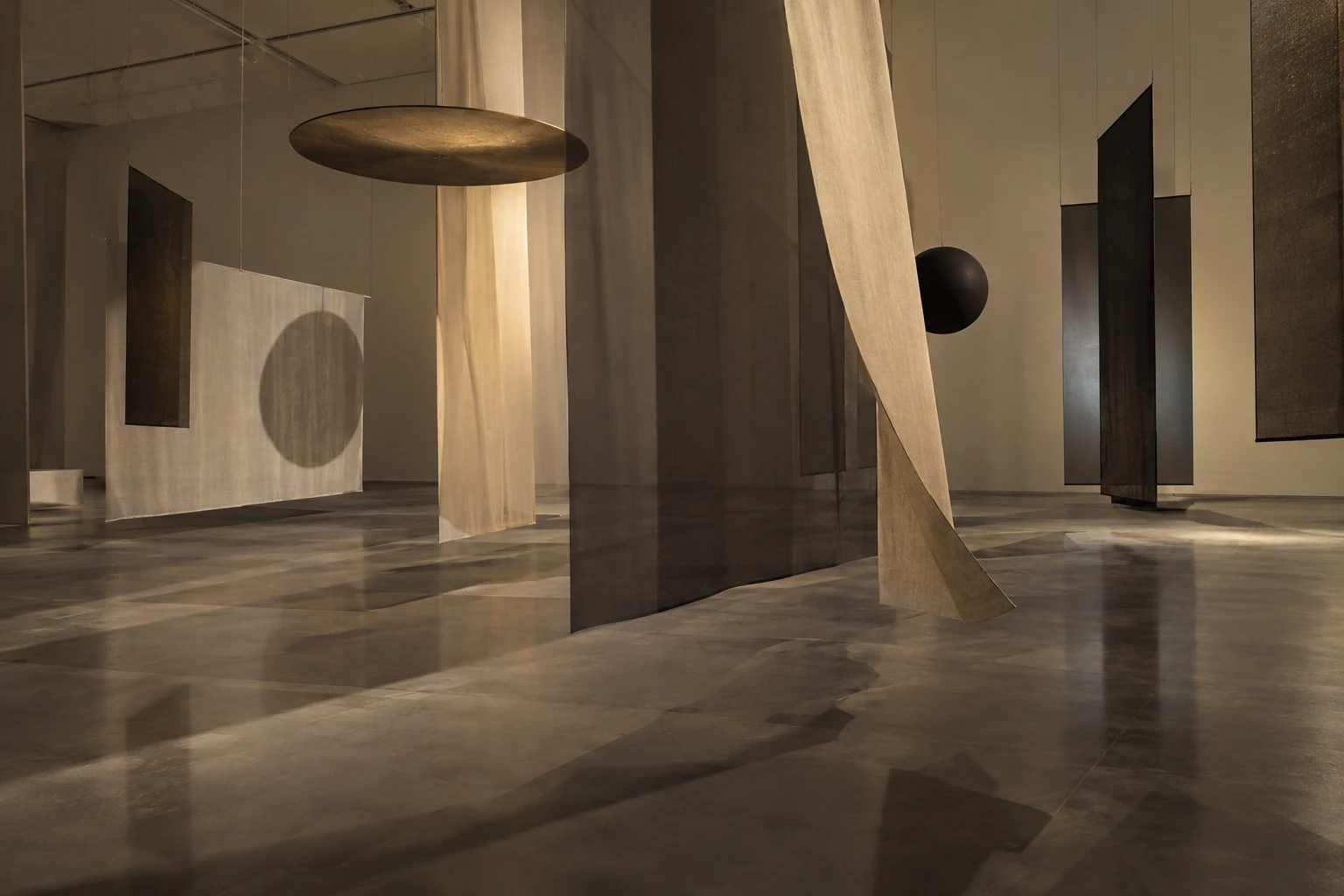AI-beeld ter illustratie. Algemene installatiekunst in een fictieve museumzaal.