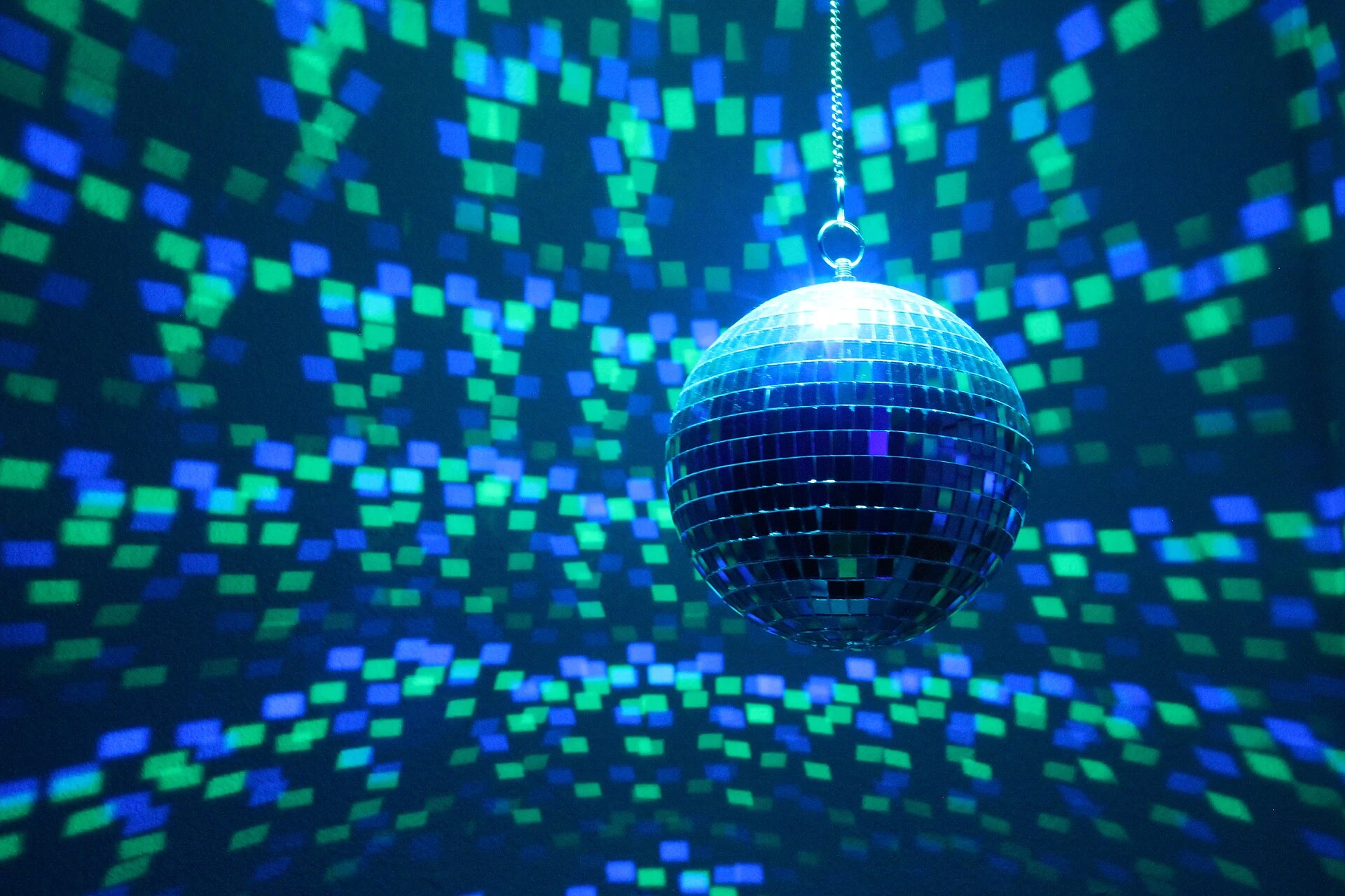 Une boule disco à facettes avec lumière et moteur.