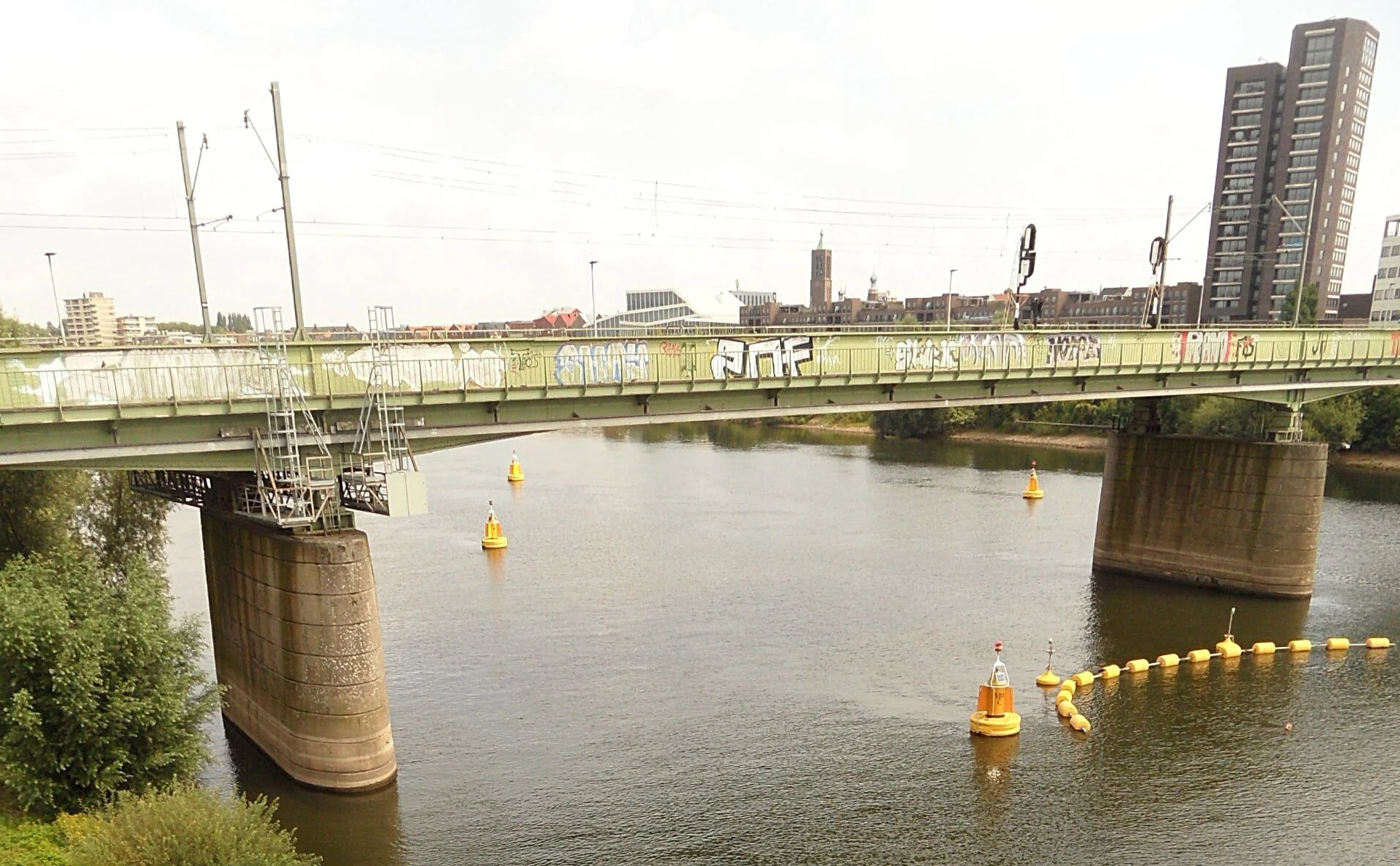 Die Eisenbahnbrücke über die Maas in Venlo.