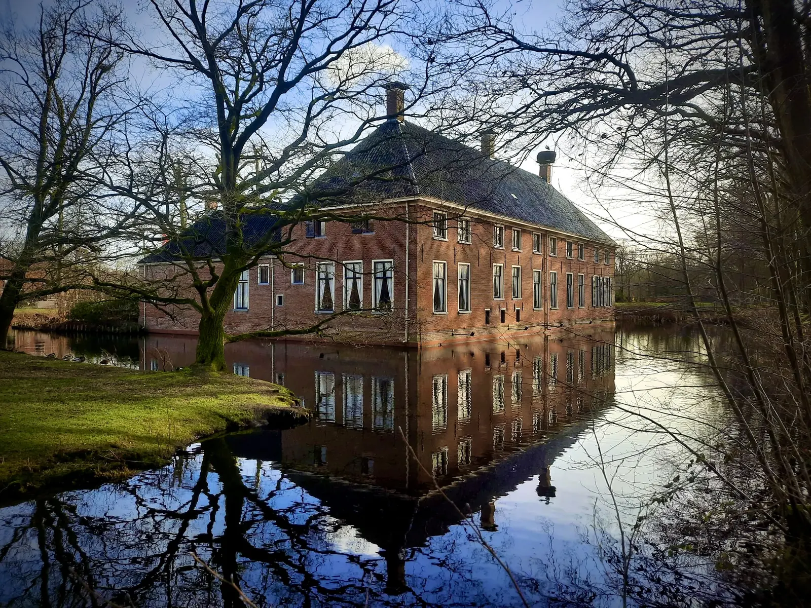 L’arrière de Havezate Mensinge, reflété dans l’eau des douves.
