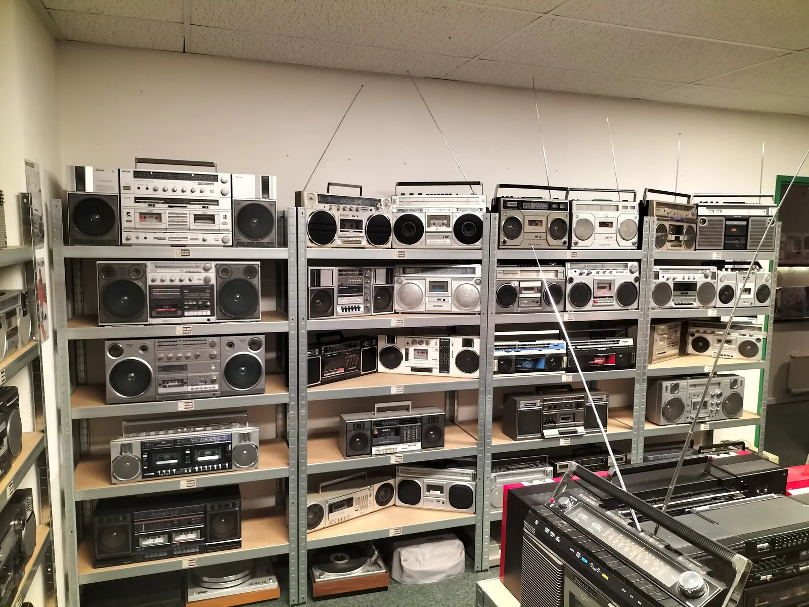 Regale voller tragbarer Radiorekorder.