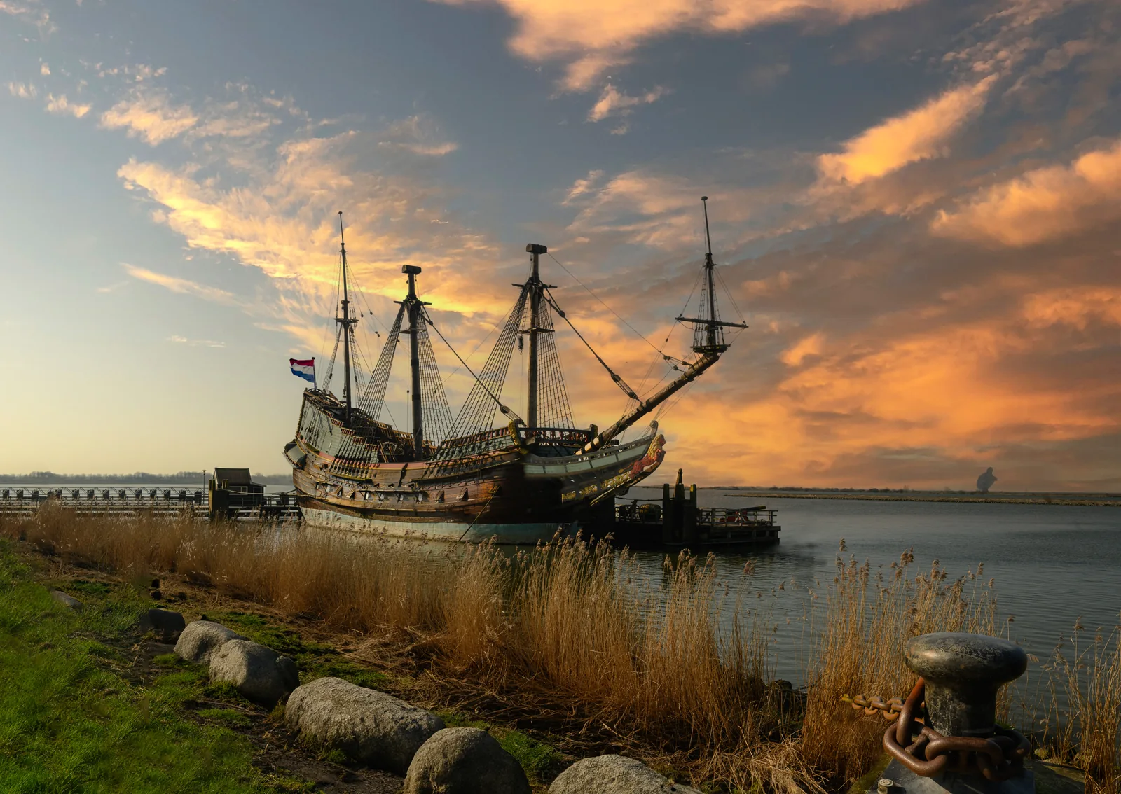 Nachbau der Batavia am Wasser bei Sonnenuntergang vor der Verlegung.