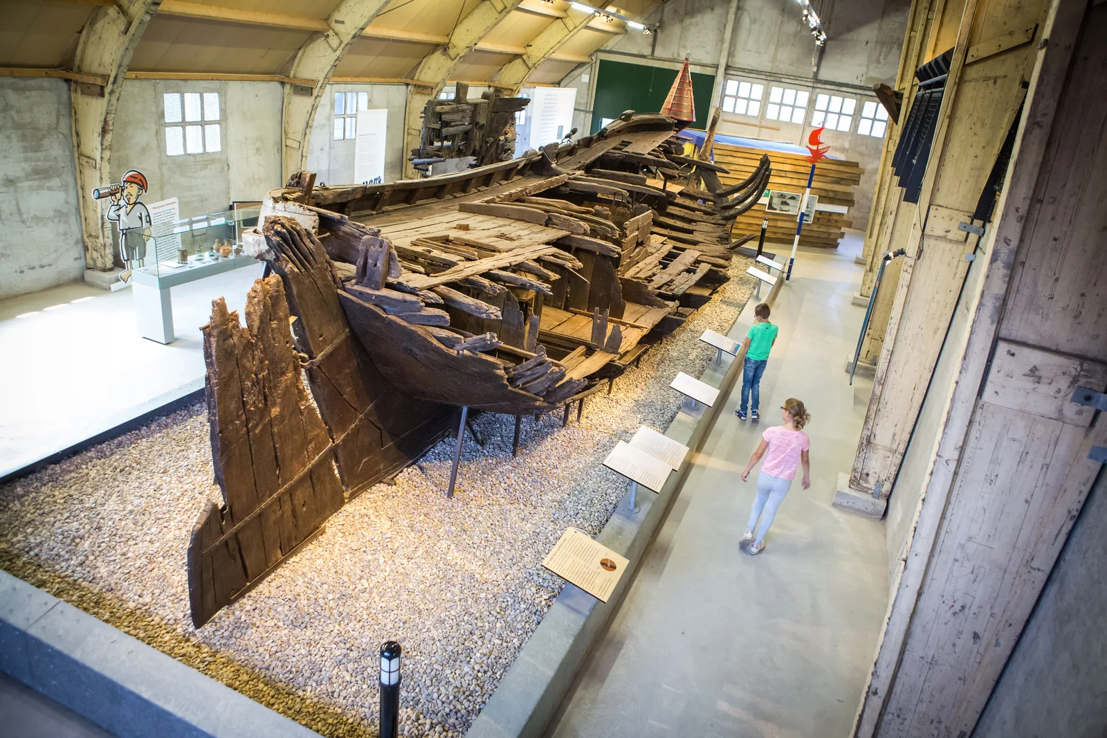 Hölzernes Wrack der Ventjager in einem Museumssaal.