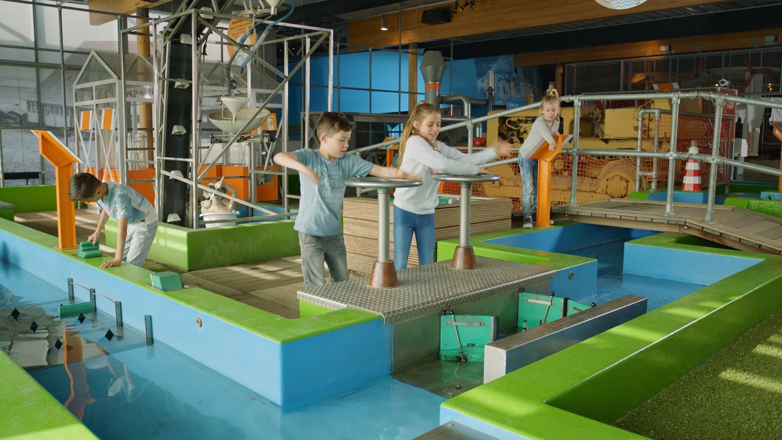 Kinder bedienen Wasserinstallationen im Wassertheater.