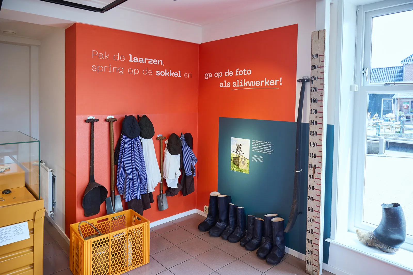 Innenraum von Aerden Plaats mit Stiefeln und Ausstellungsmaterial.