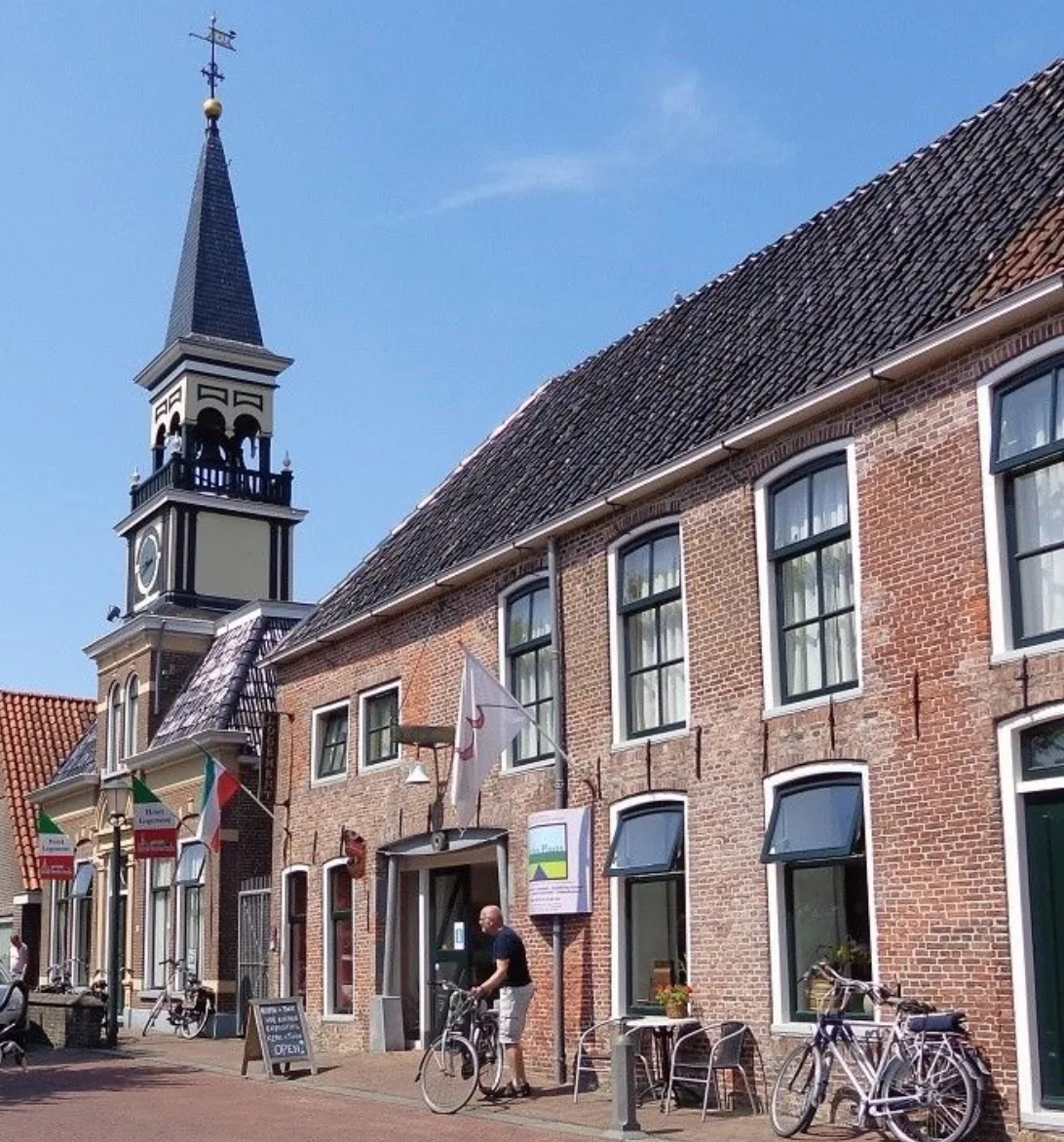 Die Julianakerk und die angrenzenden Gebäude in Oudebildtzijl.