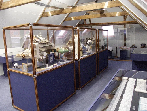 Vitrines in de textielafdeling van het museum.