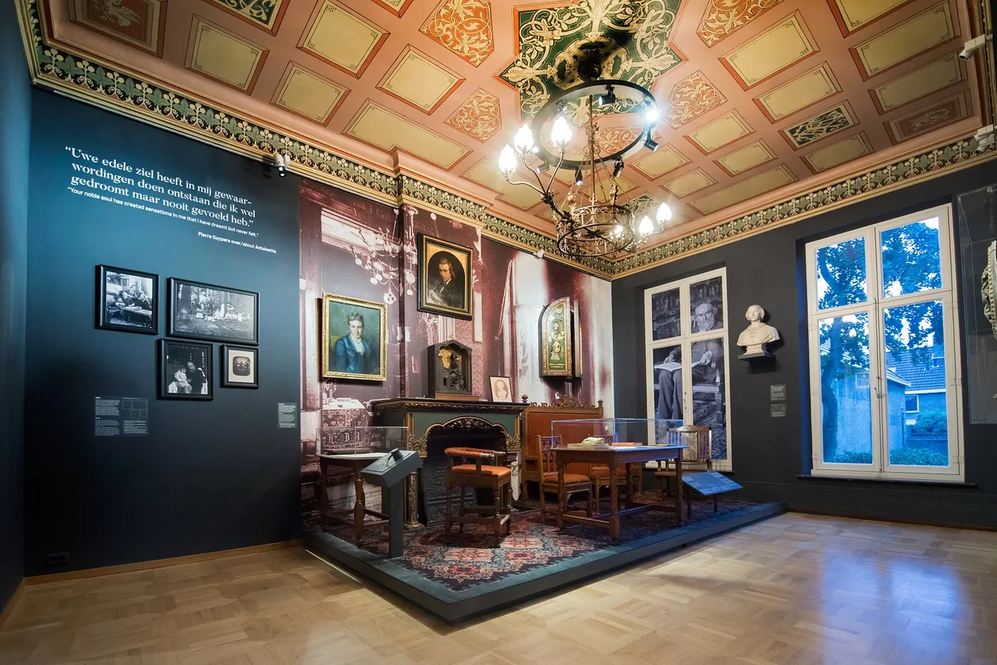 Ingerichte familiekamer met beschilderd plafond.