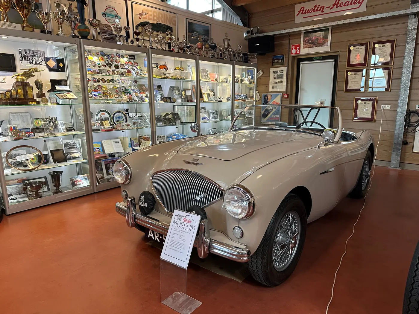 Lichte klassieke auto voor vitrines met museumobjecten.