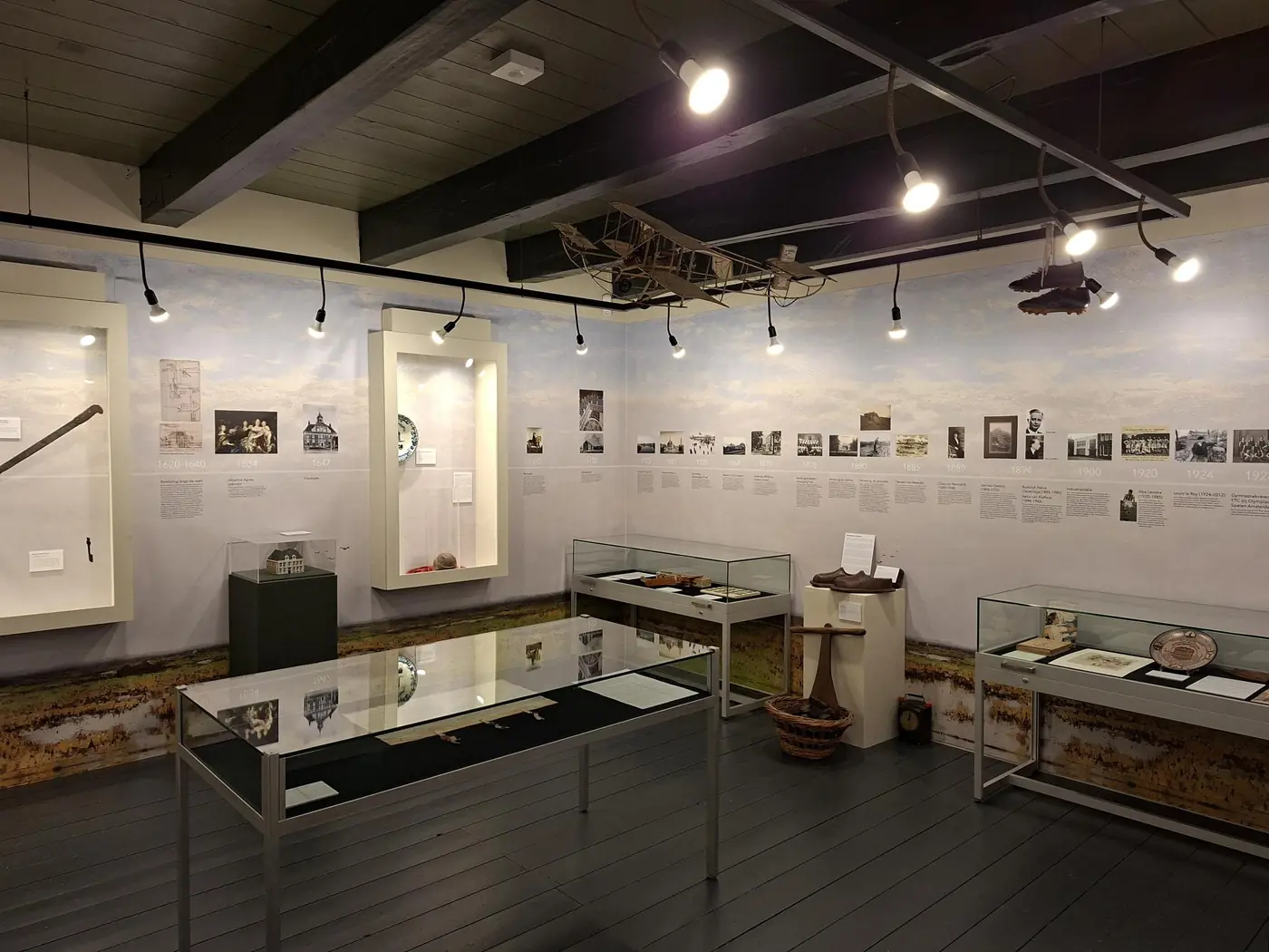 Gallery with display cases and objects at Museum Heerenveen.