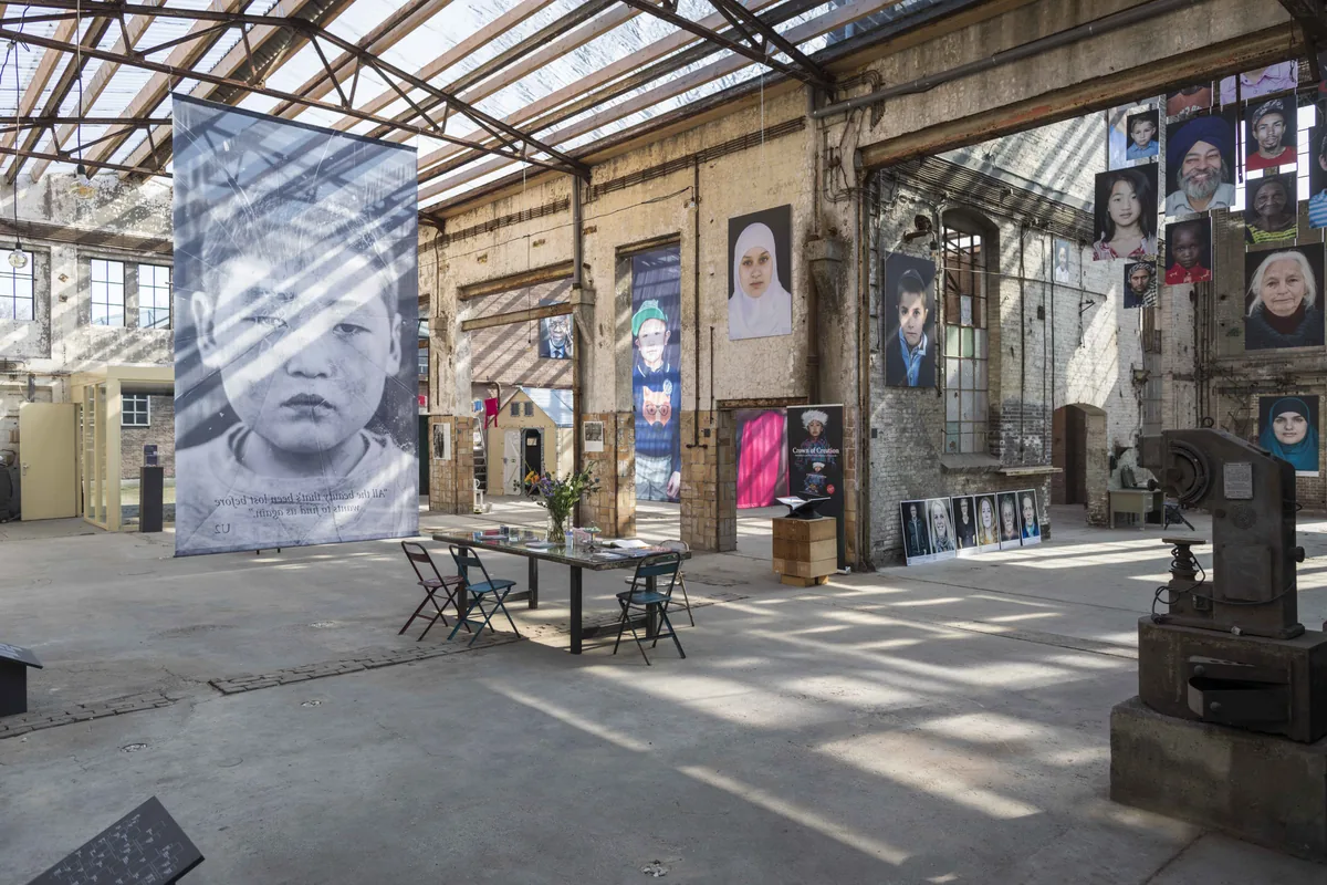 Een grote portretfoto in het interieur van Museum of Humanity.
