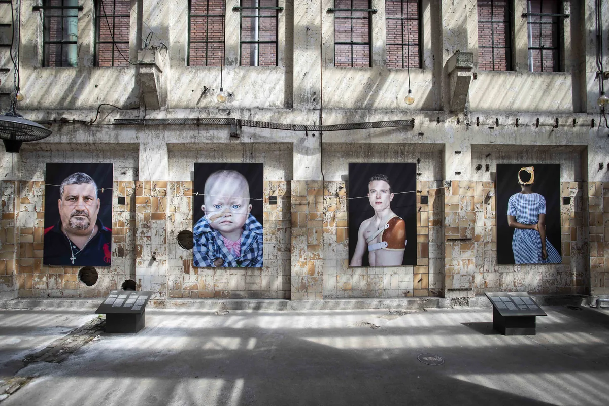 Portretten aan de wand in Museum of Humanity.