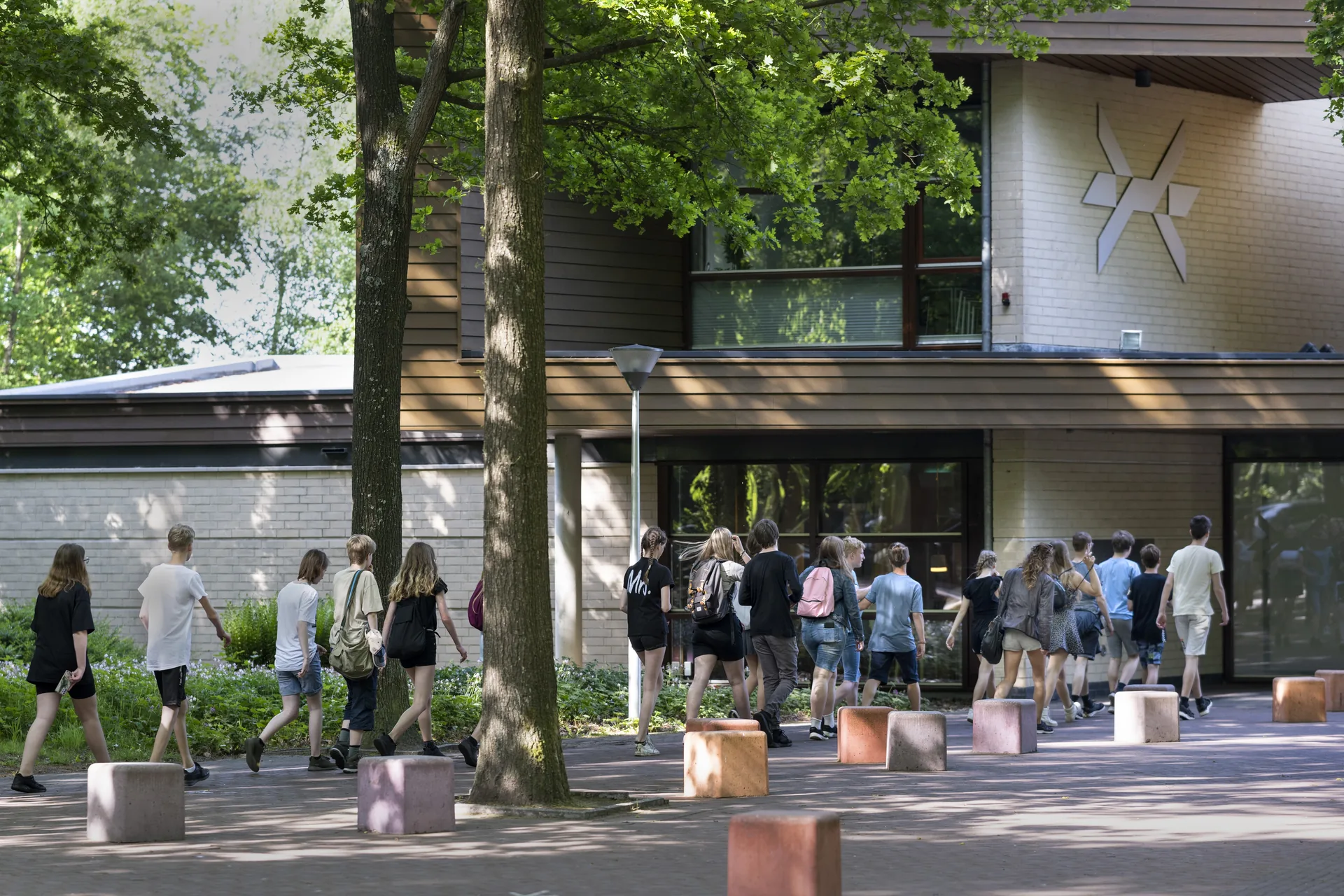 Group of visitors walking towards the museum building in Hooghalen.