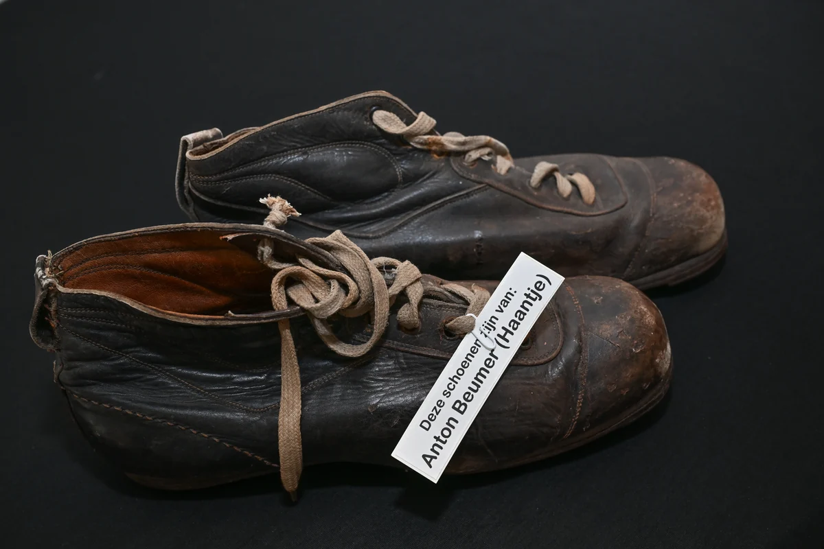 Versleten voetbalschoenen met een kaartje van Anton Beumer (Haantje).
