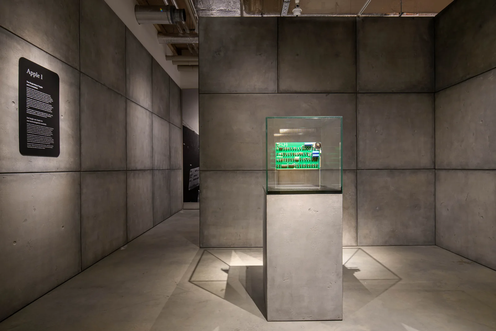 Vroege computer in een donkere museumzaal