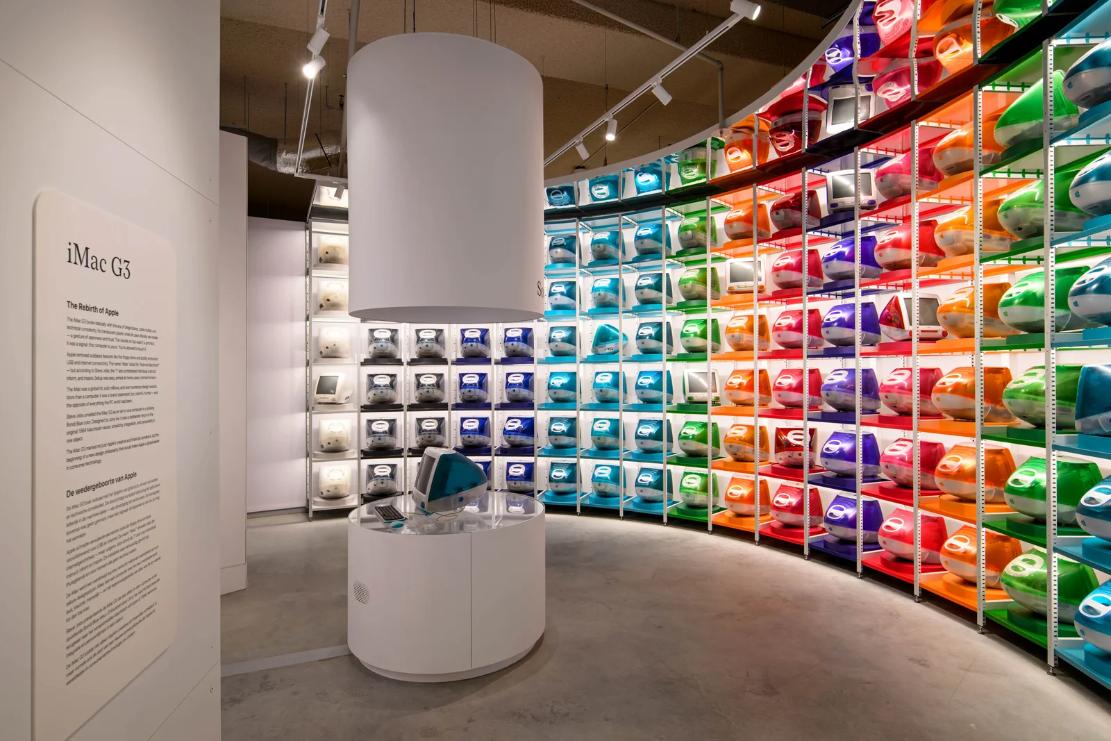 Zaal met kleurrijke wand van Apple-apparaten