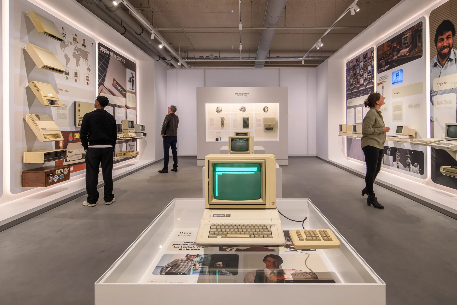 Opstelling met klassieke computer en vitrines
