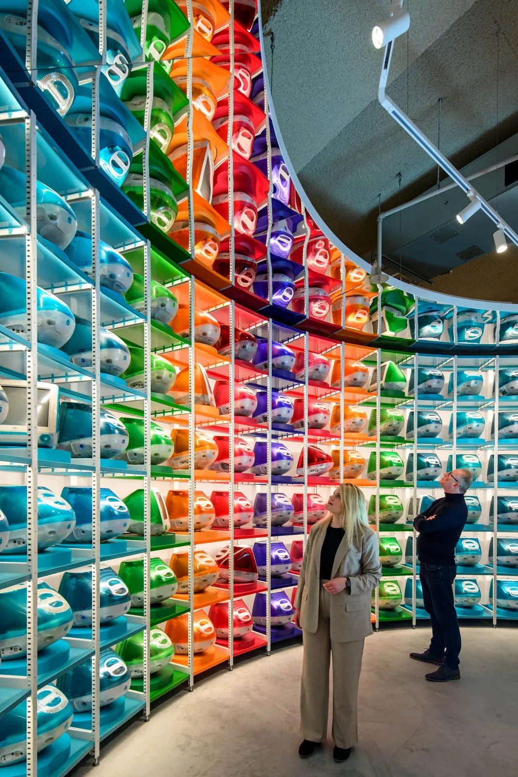 Kleurrijke wand met Apple-apparaten