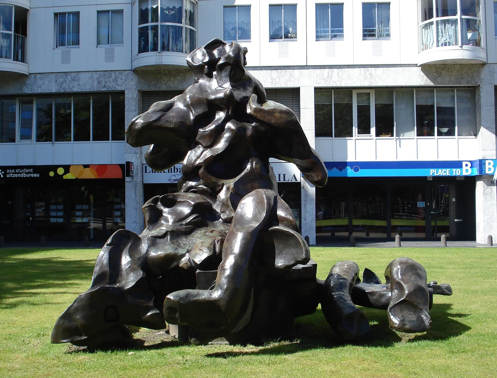Did you know? This photograph shows De Kooning’s bronze Seated Woman at its former location near the Weena in Rotterdam. According to BKOR, the work has stood temporarily on the quay at Museum Fenix since 18 July 2026, where De Kooning left for New York a hundred years earlier; it returns to Hofplein in 2027. This is not a view of the Rijksmuseum exhibition.