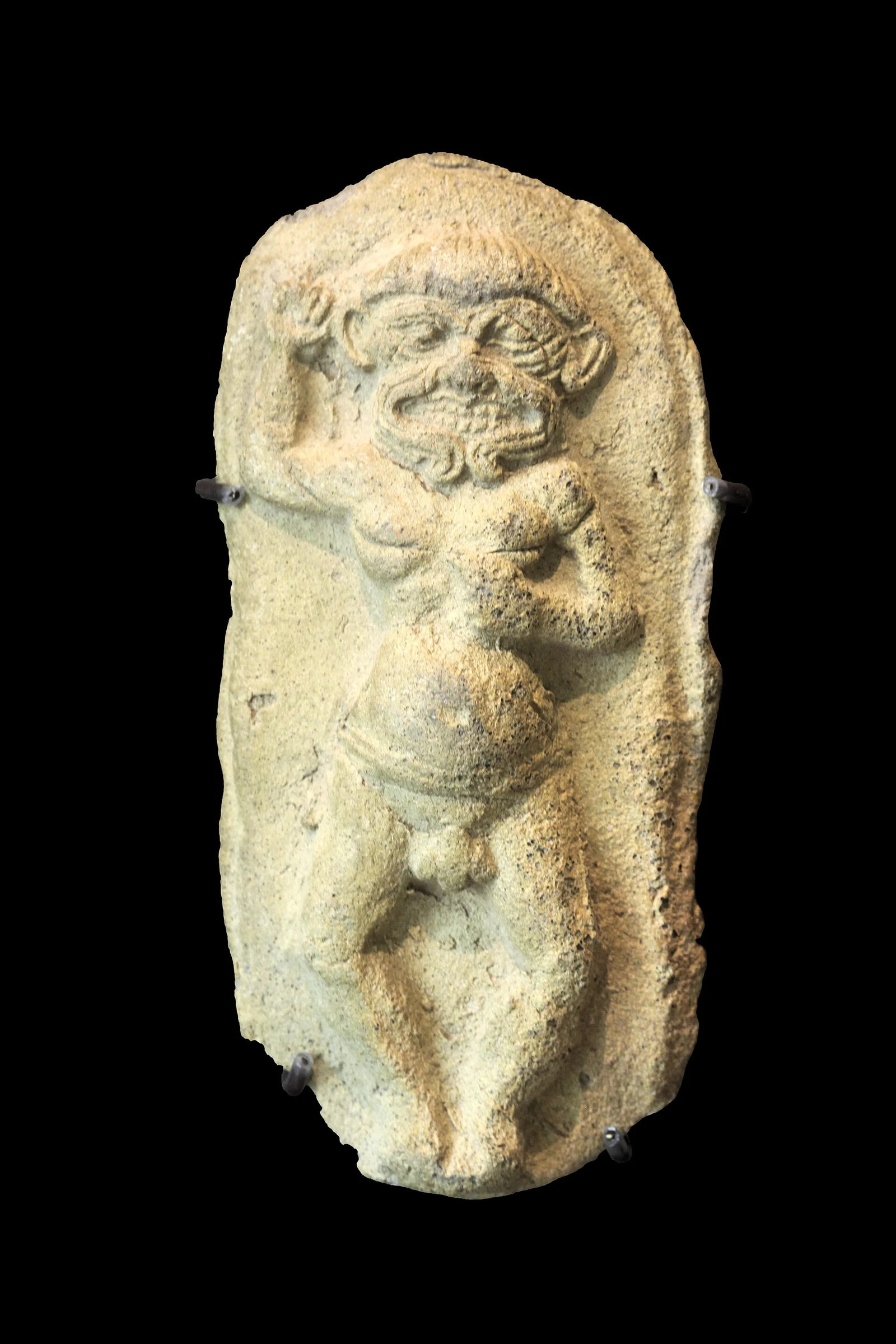Gebakken klei-reliëf van Humbaba uit het Louvre in Parijs; geen object uit de Leidse tentoonstelling.