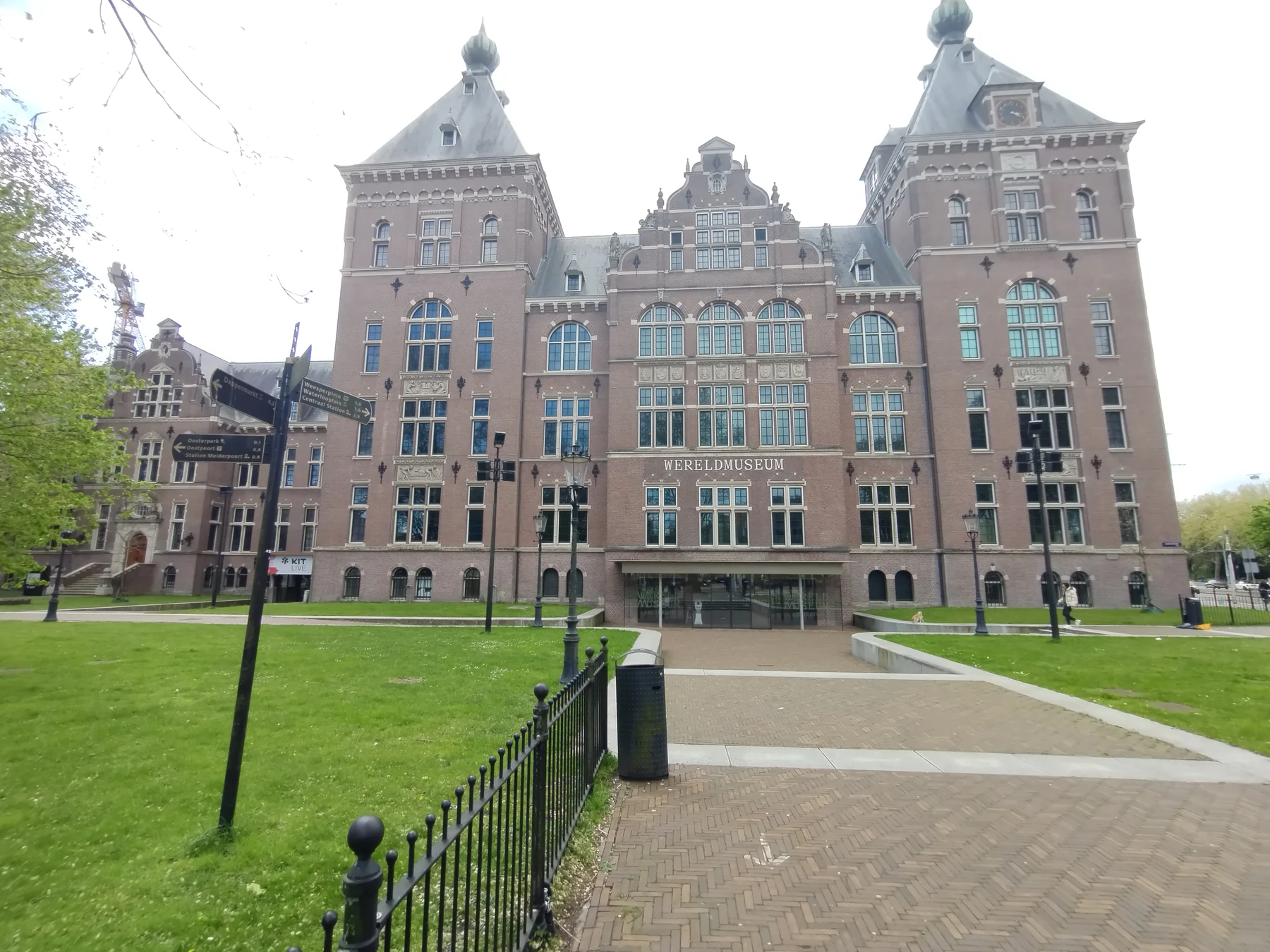 Brick museum façade with two towers and the name Wereldmuseum above the entrance.