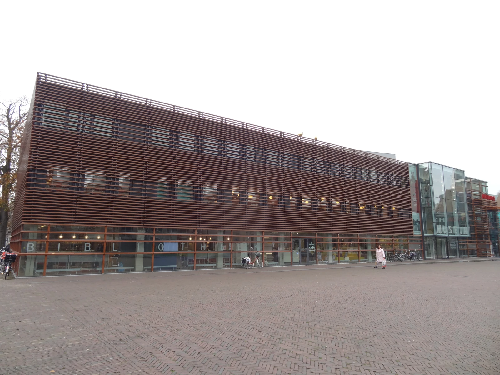 De bibliotheek en het museum aan het Canadaplein in Alkmaar.