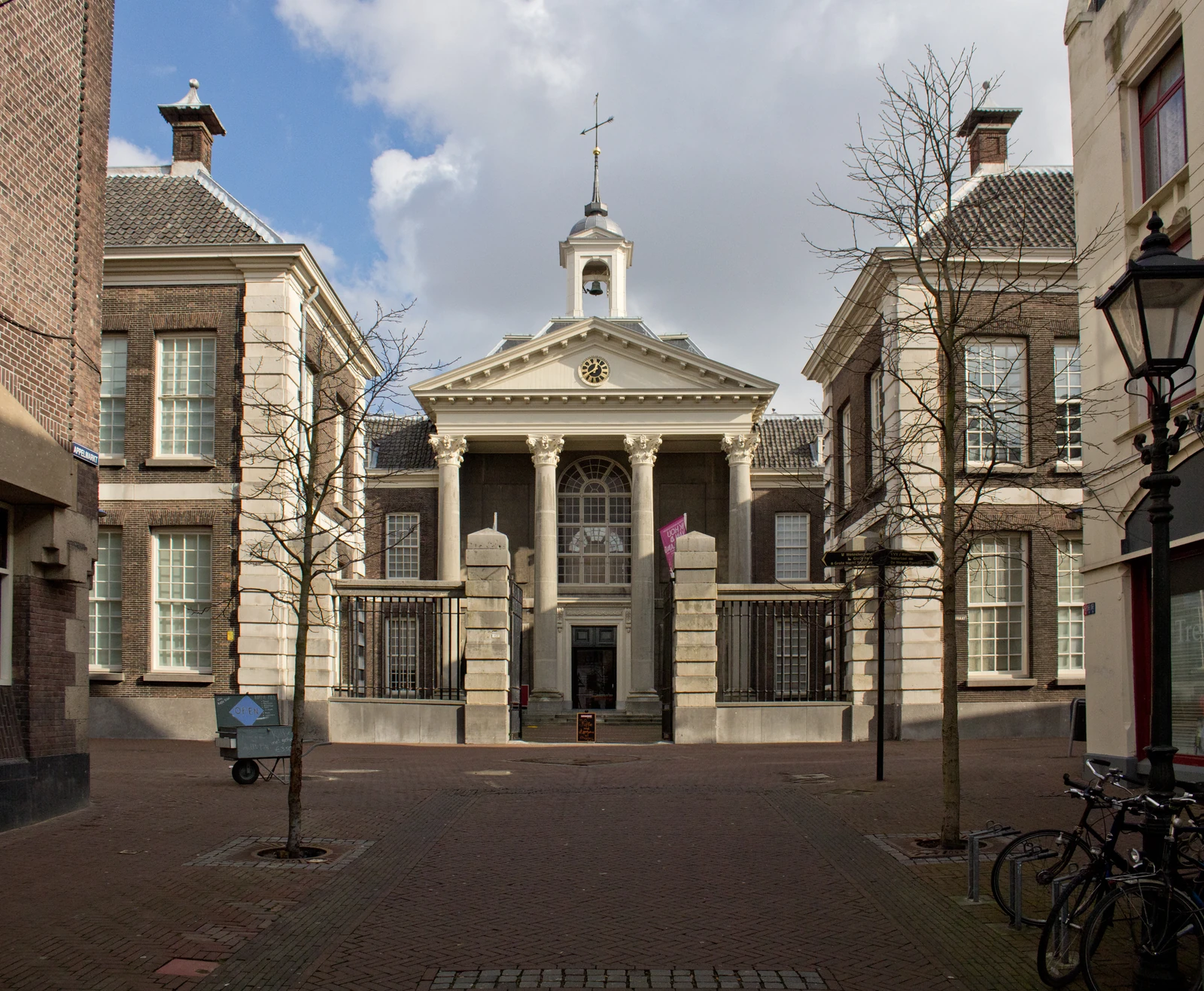 Het gebouw van Stedelijk Museum Schiedam tussen historische gevels.