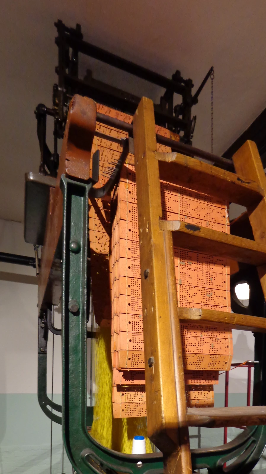 Een detail van een Jacquardgetouw met geperforeerde kaarten.