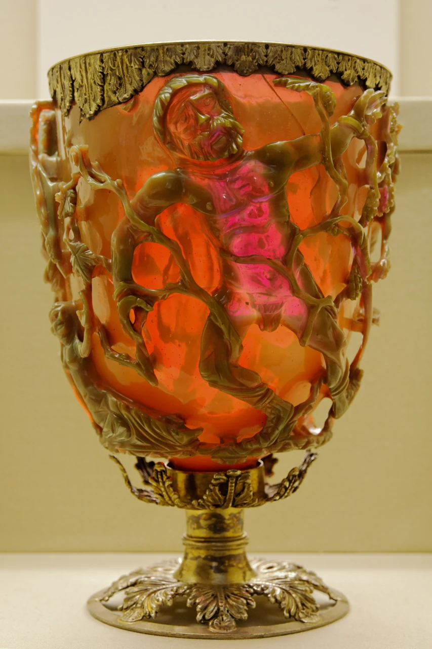 De Lycurgus-beker met een rode gloed in het glas en figuren in opengewerkt reliëf.