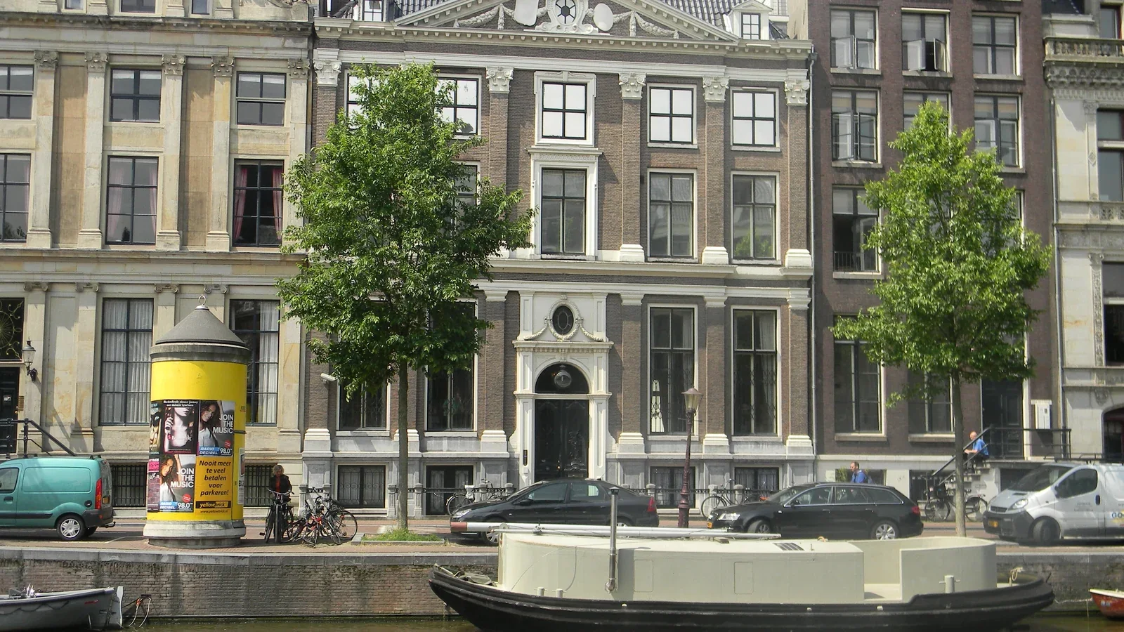 Canal house on the Herengracht with a boat in front.