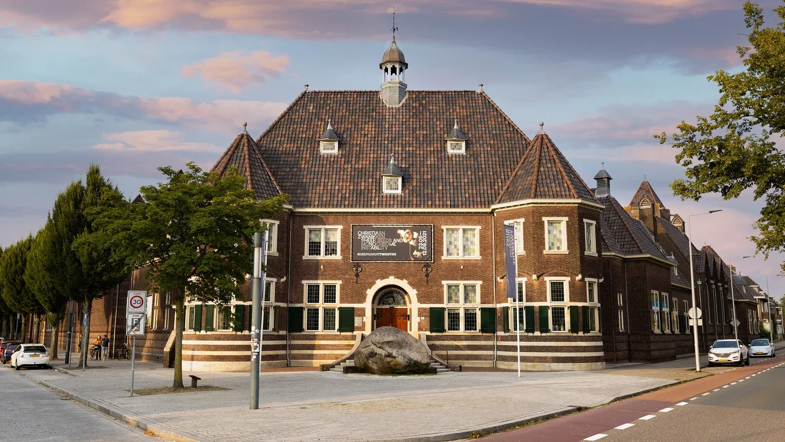 The front façade of Rijksmuseum Twenthe on the Lasondersingel.
