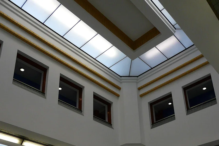 Lichtdak en bovenwanden van de hal in het Kunstmuseum Den Haag.