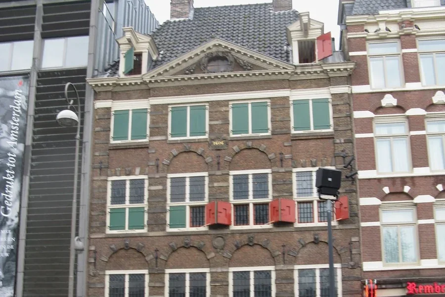 De historische gevel van Museum Rembrandthuis in Amsterdam.