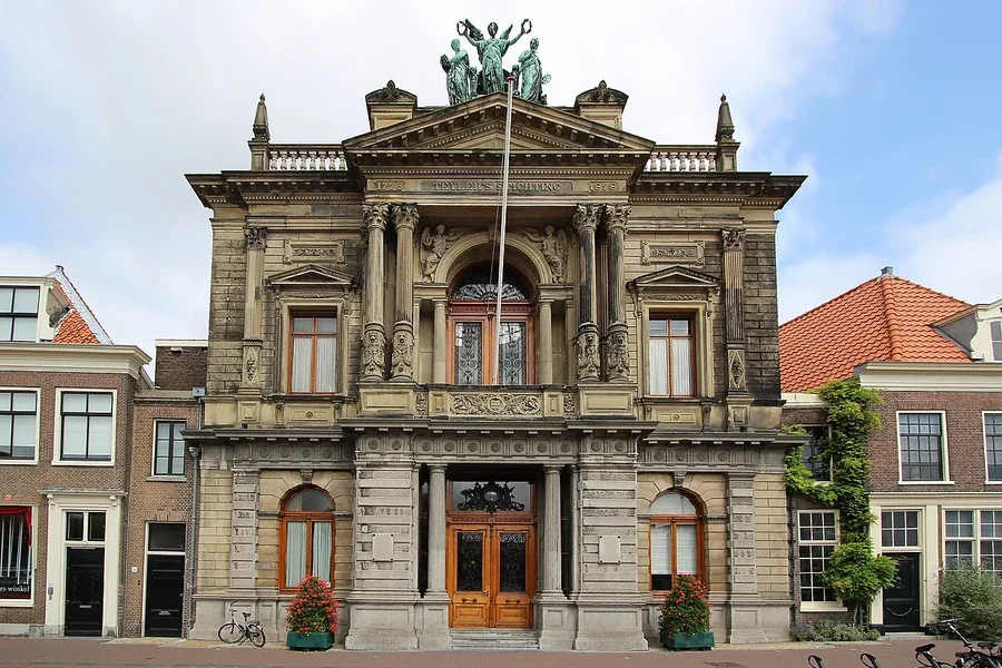 De gevel van Teylers Museum in Haarlem.