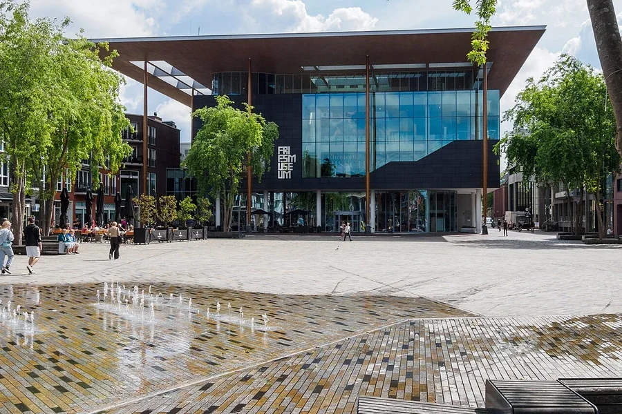 Gebouw van het Fries Museum in Leeuwarden.