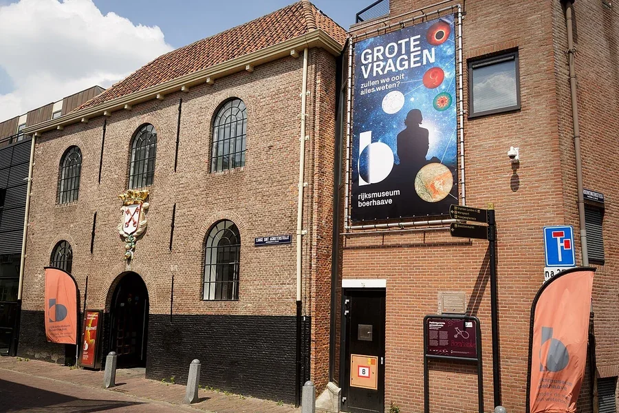 Entree van Rijksmuseum Boerhaave in Leiden.