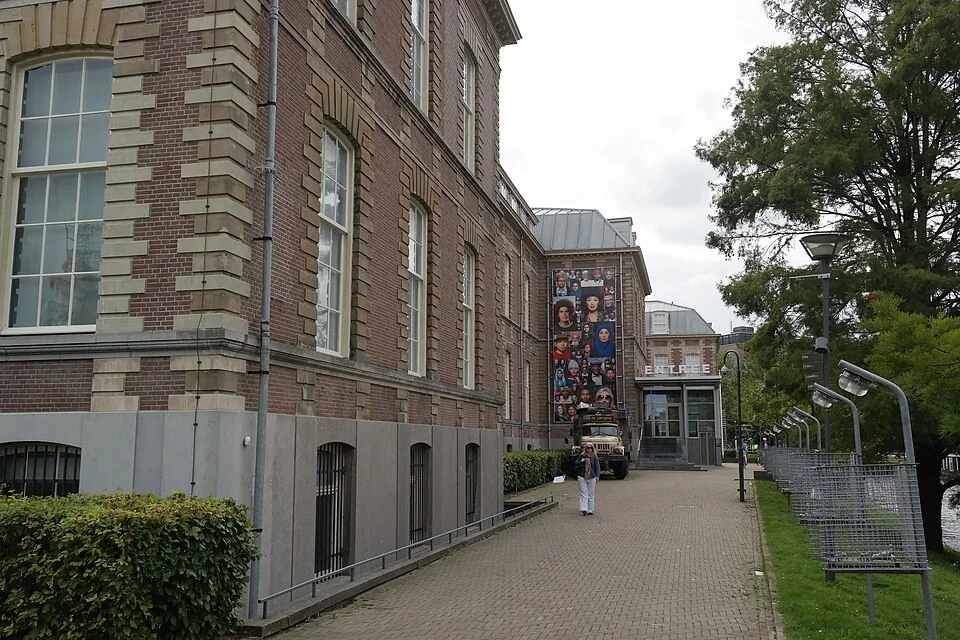 Wereldmuseum Leiden, Seitenfassade und Eingang