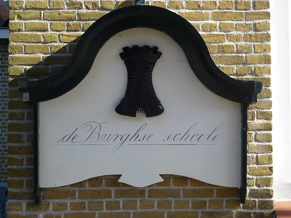 Burghse Schoole, Fassadenschild
