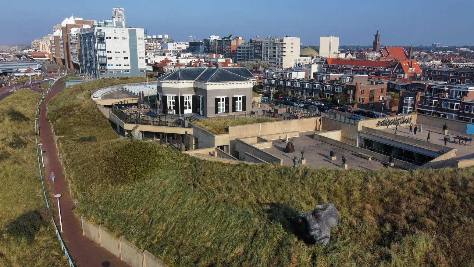 Luftaufnahme des Museumsgebäudes in den Dünen von Scheveningen.