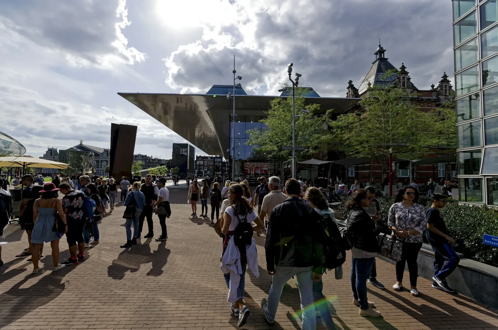 Besucher auf dem Museumplein, dahinter das Stedelijk Museum.