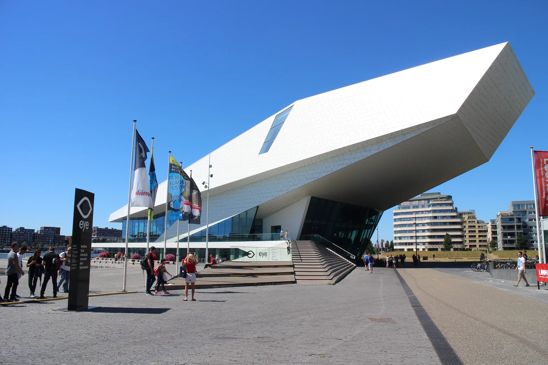 Weißes, kantiges Gebäude des Eye Filmmuseum mit Treppen zum Eingang.