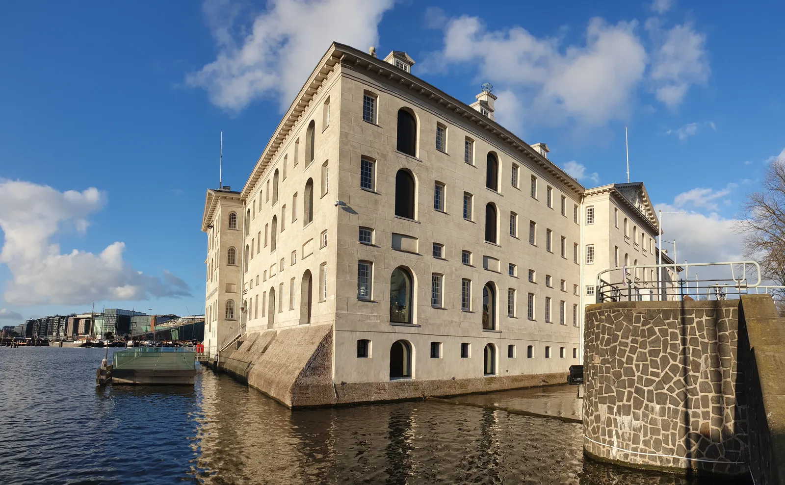 Zijgevel van Het Scheepvaartmuseum onder een blauwe lucht.