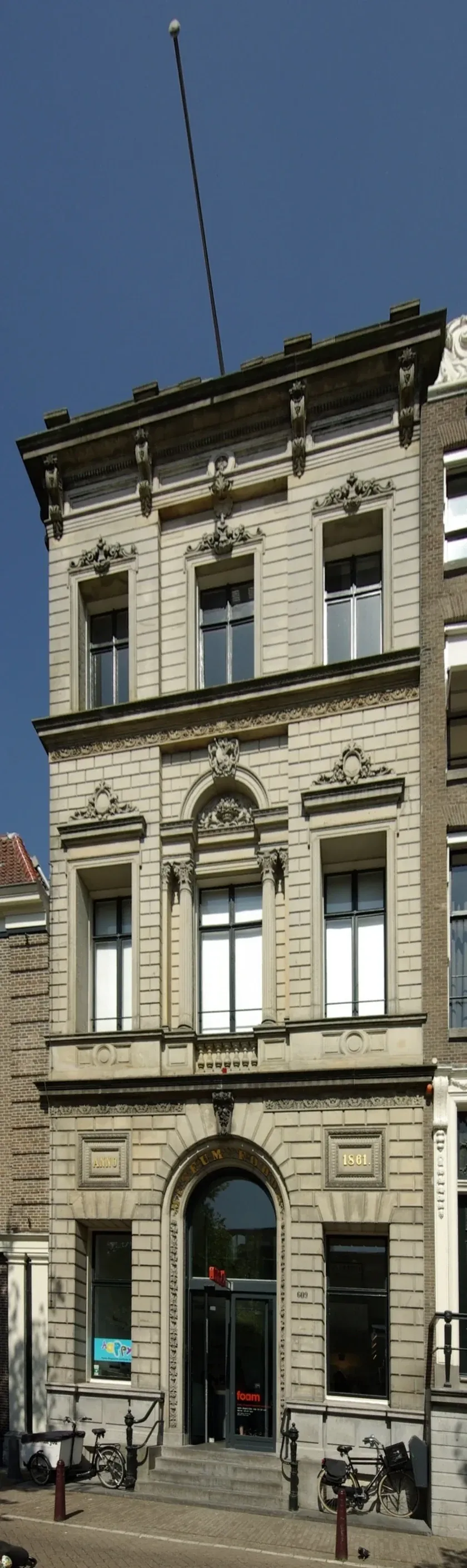 Foam’s pale façade on the Keizersgracht, with bicycles in front of the entrance.