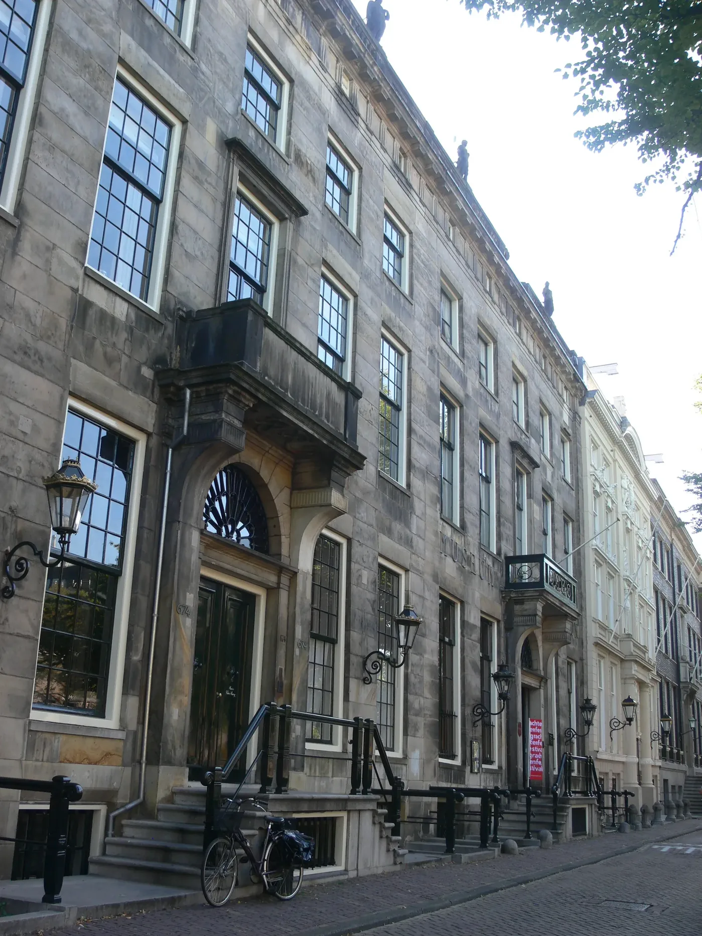 Museum Van Loon’s façade with tall windows and two entrances on the Keizersgracht.