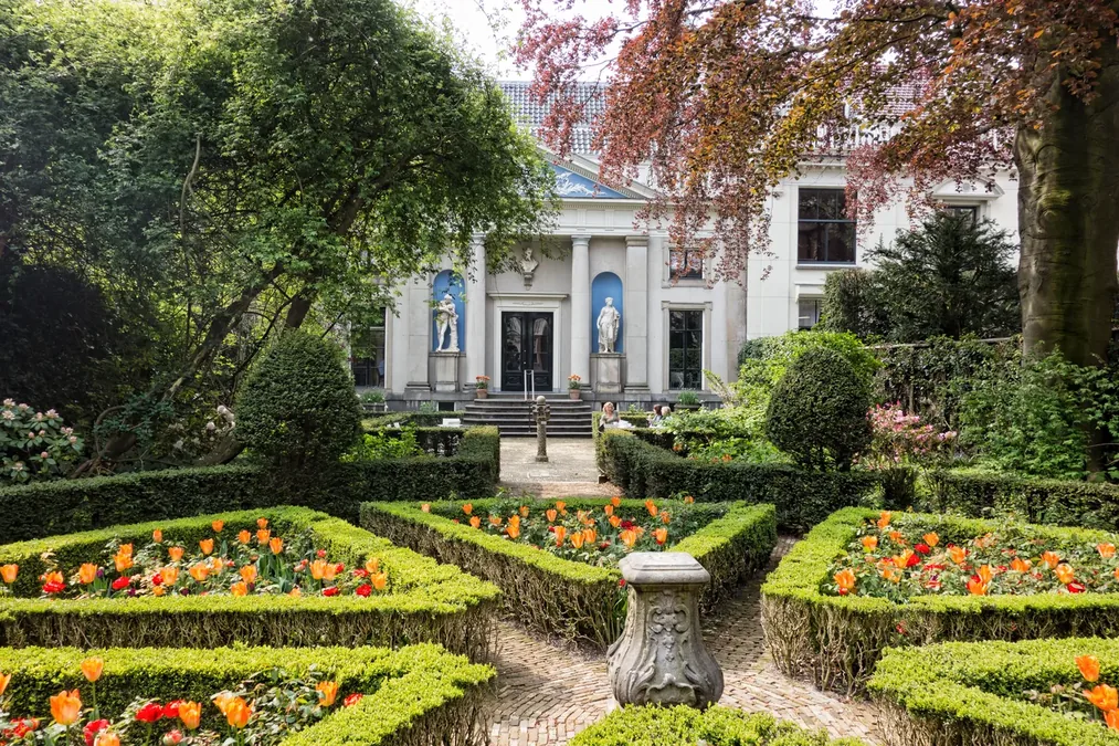 Garten des Museum Van Loon mit Blick auf das Kutschenhaus.