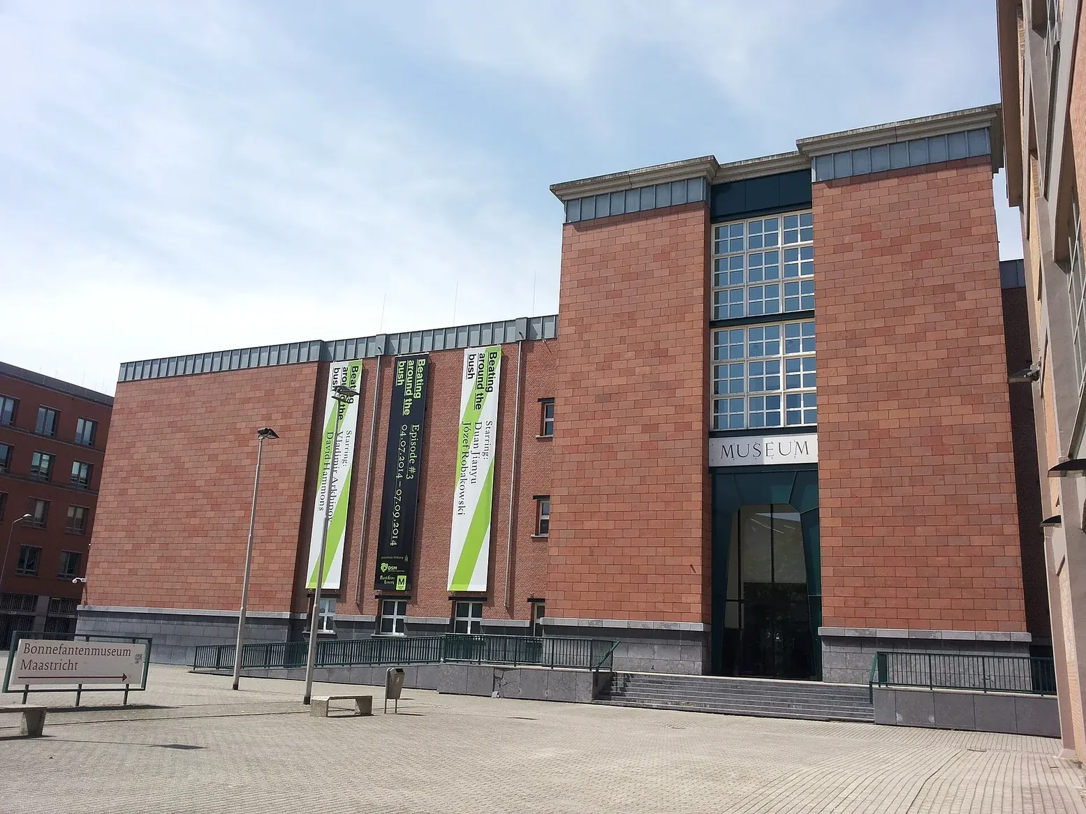 Brick front of the Bonnefanten with a tall entrance section and steps.