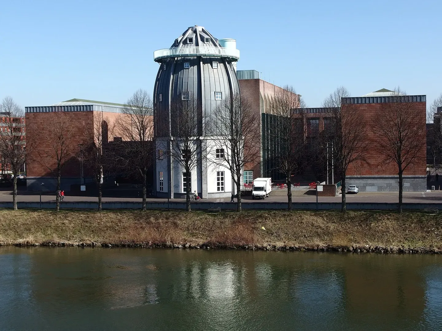 Bonnefanten mit Kuppelturm und Backsteinflügeln hinter dem Maasufer.